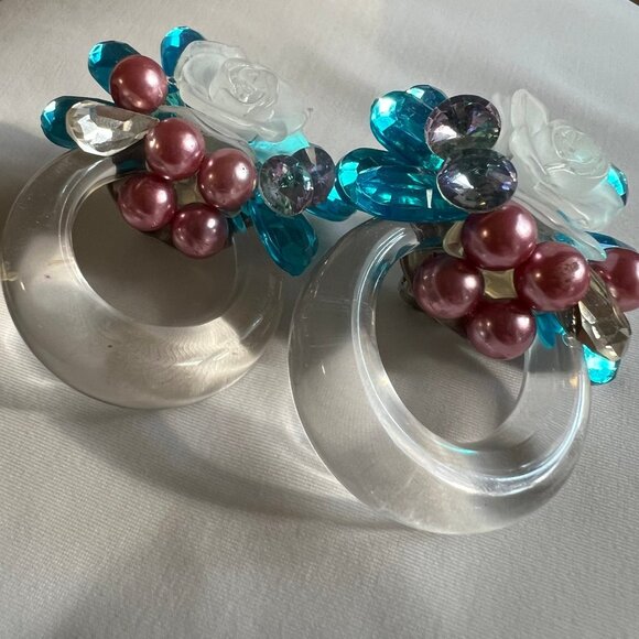 Vintage 80s Glam Rhinestone Lucite Faux Pearl Costume Estate Clip On Earrings - Picture 5 of 9